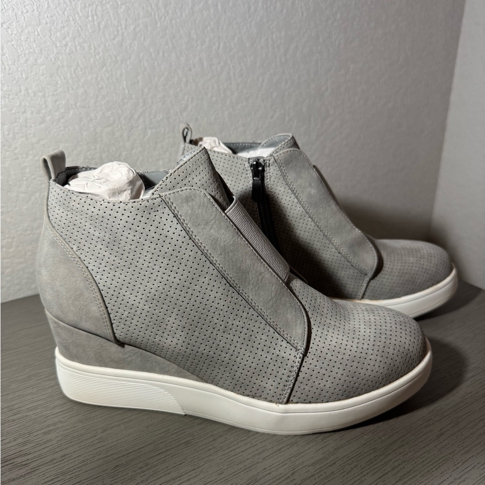 Brinley Co Gray Women's Wedge Sneakers / Ankle Boots